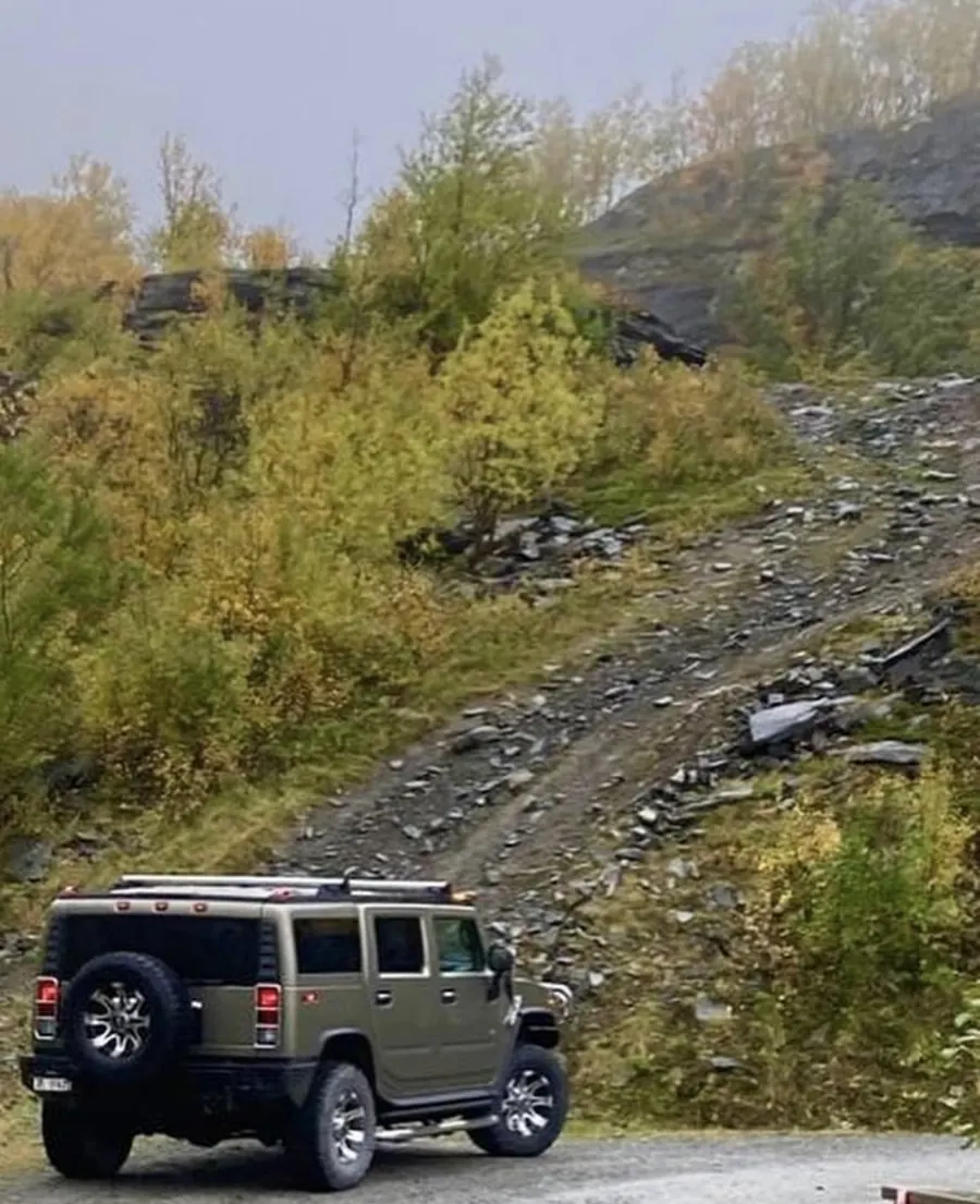 Terrengbil på fjellvei i Nord-Troms
