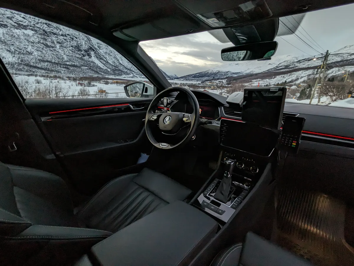 Interiør i moderne taxi med utsikt mot snødekte fjell