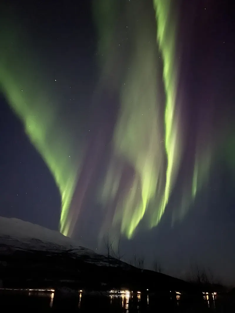 Nordlys over fjellene i Nord-Troms